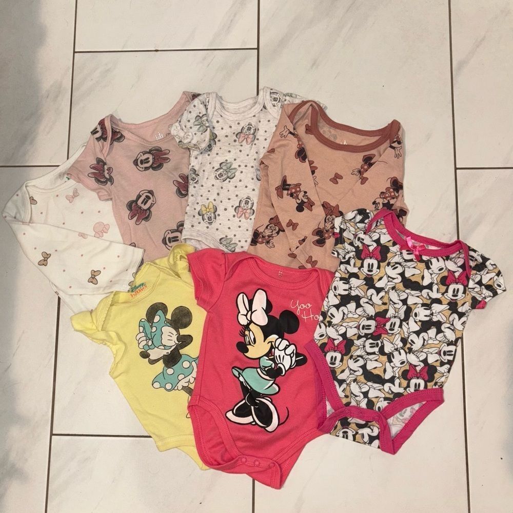 Seven piece Minnie Mouse Disney bundle